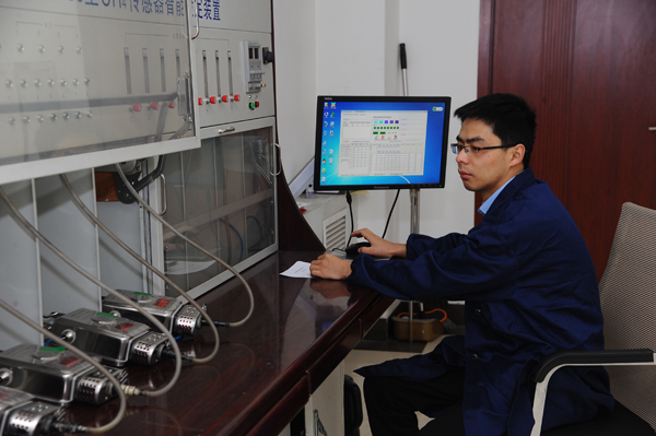 神達礦山儀器檢測有限公司員工使用KA83J型甲烷傳感器